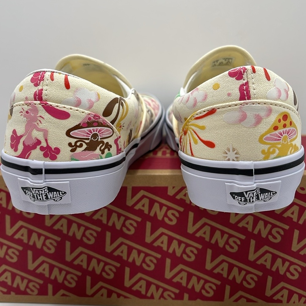 Vans WMNS Classic Slip-On Get Outdoors Classic White 
VN000BVZFRL
Sneakers - Picture 4 of 16